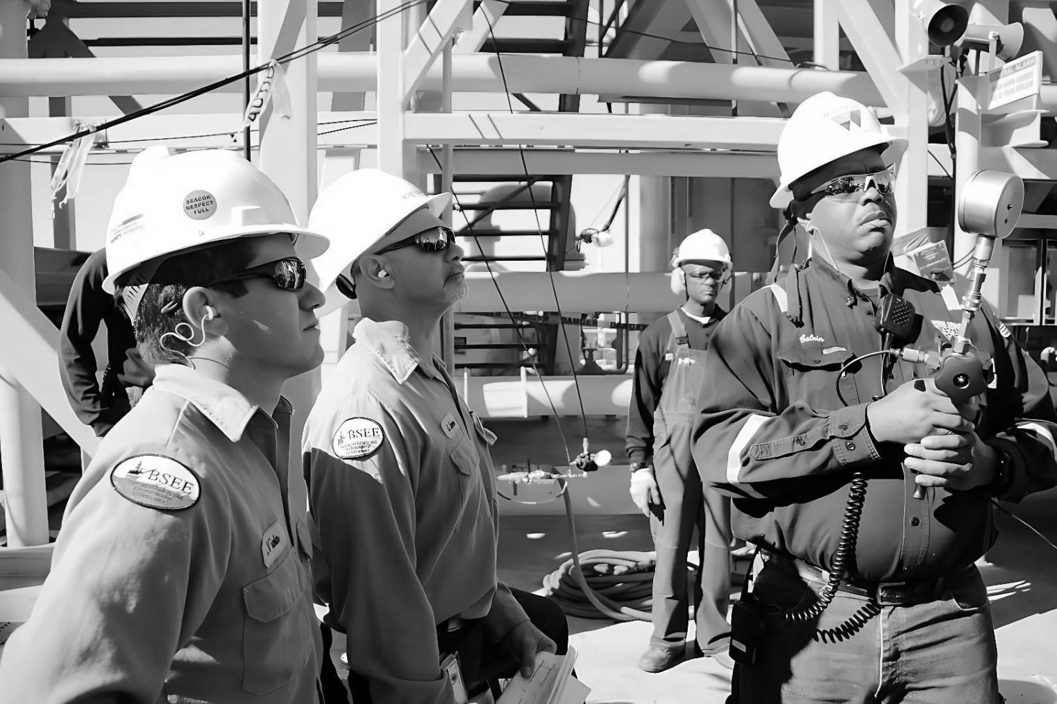 Instructor explicando normativa del sector petrolero en sesión online