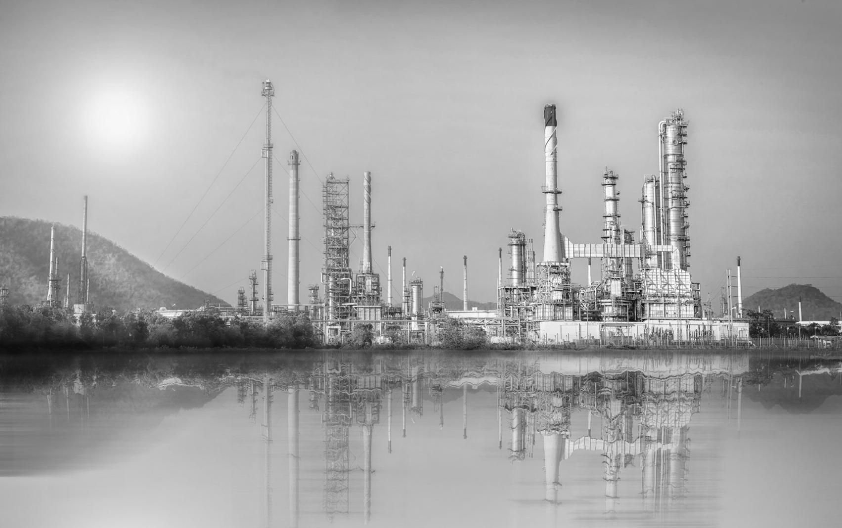 Profesionales del sector energético analizando regulaciones vigentes